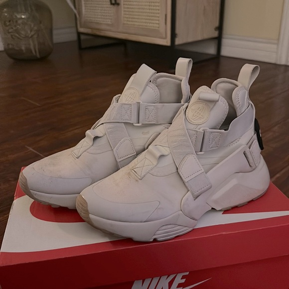 Gently Used Nike Air Huarache City - Picture 1 of 5